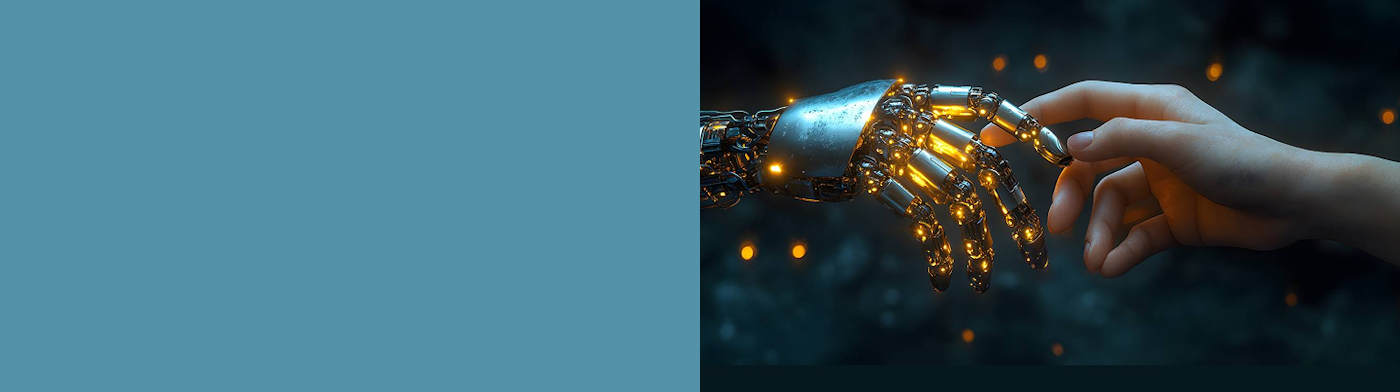 Das Bild zeigt die Hand eines Menschen, die sich einer Roboterhand nähert. Die Roboterhand besteht aus metallischen Strukturen und elektronischen Teilen, die leuchten. Es symbolisiert die Interaktion zwischen Mensch und Technologie.